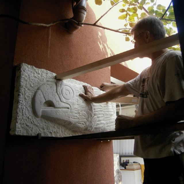 Montage eines 120 kg schweren RW-Kalkstein-Reliefs